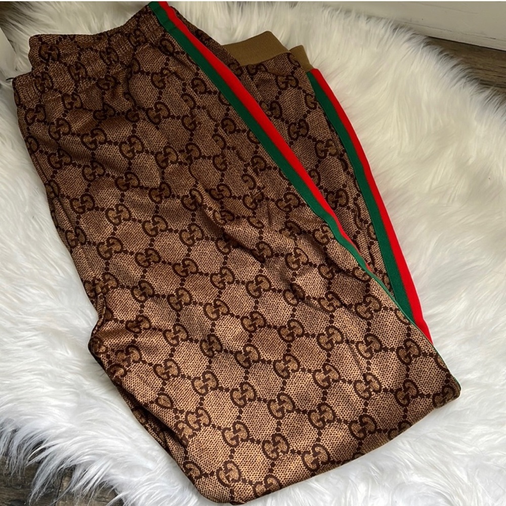 💯 Auth Gucci men’s Logo track pants New ,used only one time and flawless size M